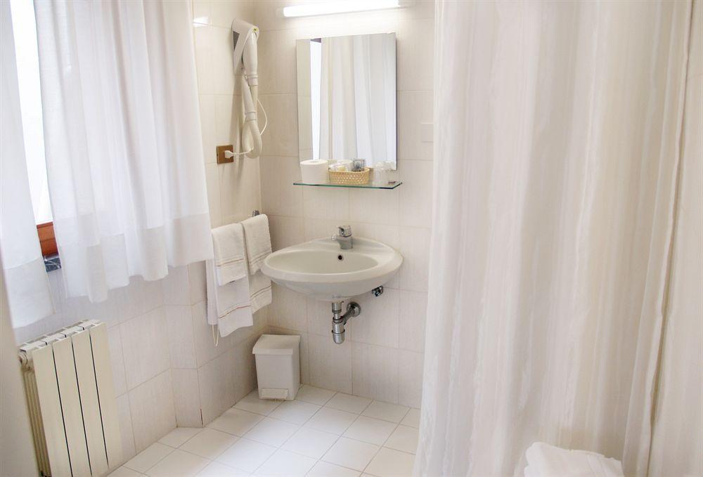גרוסטו Gemini Camere E Suites מראה חיצוני תמונה