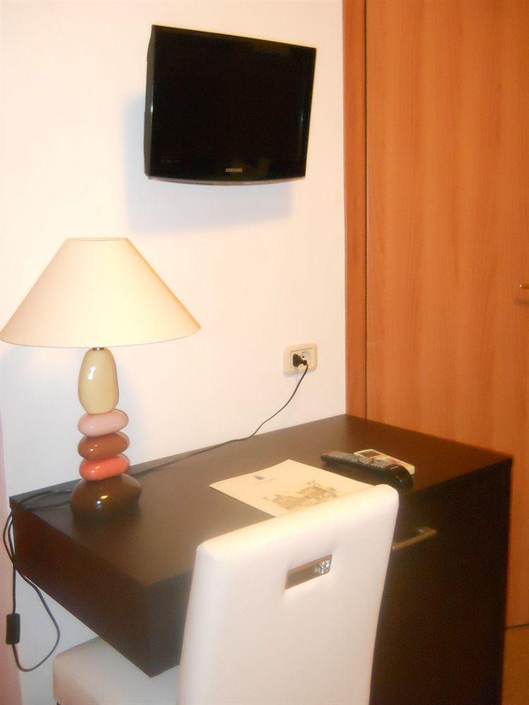 גרוסטו Gemini Camere E Suites מראה חיצוני תמונה